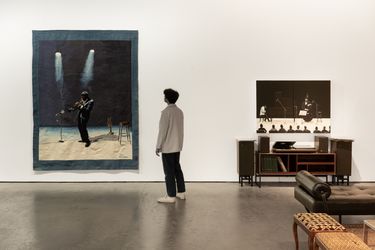 Exhibition view: Sam Nhlengethwa, Jazz and Blues at Night, Goodman Gallery, London (12 August–25 September 2021). Courtesy Goodman Gallery.