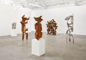 Exhibition view: Tony Cragg, Marian Goodman Gallery, Los Angeles (26 April–29 June 2024). Courtesy Marian Goodman Gallery.