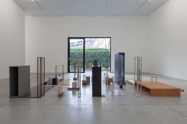 Exhibition view: Nahum Tevet, Islands and Objects, Kristof De Clercq Gallery (15 January–25 February 2018). Courtesy Kristof De Clercq. 