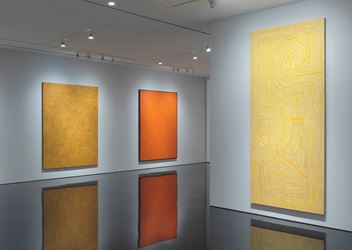 Exhibition view: Group Exhibition, Desert Painters of Australia, Gagosian, 976 Madison Avenue, New York (3 May–3 July 2019). Artworks © Artists and Estates. Courtesy Gagosian. Photo: Rob McKeever.