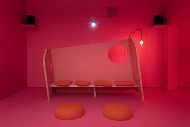 Anne Hardy, Area of Overlap (2018). Mixed media installation: digital projection (super 16mm film transferred to digital projection with 6 channel (5.1) audio. 7 mins 21 secs), custom-made bench, upholstered seating and light. Dimensions variable. Exhibition view: Maureen Paley, London (10 April–20 May 2018). © Anne Hardy. Courtesy Maureen Paley.