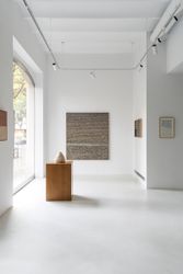 Exhibtiion view: Maria Yelletisch, Alzueta Gallery, Barcelona (1 December 2022–7 January 2023). Courtesy Alzueta Gallery. 