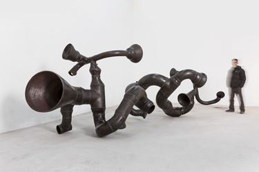 Hu Qingyan, Go in One Ear and out The Other No. 2 (2016). Carbon steel and air. 166 × 485 × 188 cm. Courtesy the artist and Galerie Urs Meile, Beijing-Lucerne.
