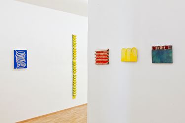 Exhibition view: Claudia Terstappen, Loops, towers, ribbons, straps, Susan Boutwell Gallery, Munich (27 October–28 November 2020). Courtesy Susan Boutwell Gallery.