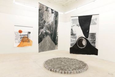 Exhibition view: Radhika Khimji, Adjusted Becoming, Galerie Krinzinger, Seilerstätte 16, Vienna (9 June–27 August 2022). Courtesy Galerie Krinzinger.