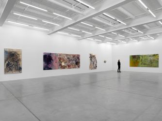 Exhibition view: Sam Falls, Galerie Eva Presenhuber, Maag Areal, Zurich (27 March–15 May 2021). © Sam Falls. Courtesy the artist and Galerie Eva Presenhuber, Zurich / New York.