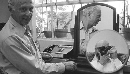 Self-portrait with two Ellsworth Kellys, 1984, Sidney B. Felsen (American, b. 1924). Getty Research Institute, 2019.R.41. Gift of Jack Shear. Photo: © J. Paul Getty Trust.