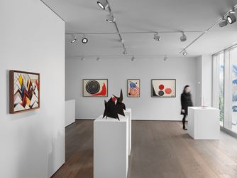 Exhibition view: Alexander Calder, Calder, Hauser & Wirth, St. Moritz (13 December 2019–9 February 2020). © 2019 Calder Foundation, New York / Artists Rights Society (ARS), New York / ProLitteris, Zurich. Courtesy the Foundation and Hauser & Wirth.