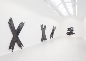 Exhibition view: Bernar Venet, Diffeomorphism and Discontinuity, Perrotin, Paris (12 March–29 April 2023). Courtesy Venet Foundation, and Perrotin.