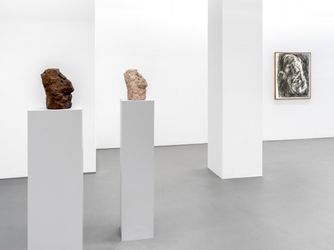 Exhibition view: William Tucker, Portraits and Masks, Buchmann Galerie, Berlin (3 September–29 October 2022). Courtesy Buchmann Galerie.
