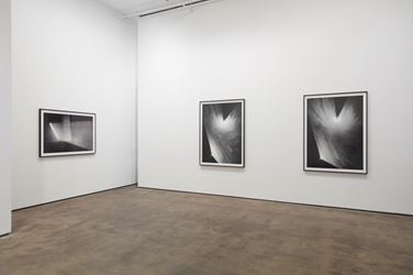 Exhibition view: Anthony McCall, Split Second, Sean Kelly, New York (14 December 2018–26 January 2019). Courtesy: Sean Kelly, New York. Photo: Jason Wyche, New York.