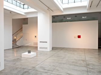 Exhibition view: Agostino Bonalumi, Small Gems, Cardi Gallery, Milan (25 May–6 August 2021). Courtesy Cardi Gallery.