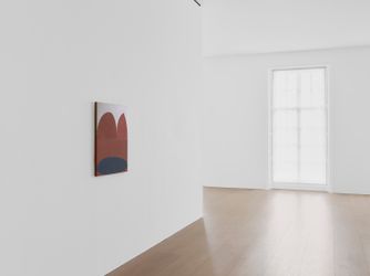 Exhibition view: Suzan Frecon, recent paintings, oil and water, David Zwirner, London (12 April–28 May 2022). 