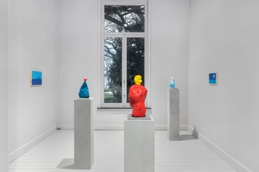 Exhibition view: Ugo Rondinone, nuns + monks at the sea, Gladstone Gallery, New York (28 January–4 March 2023). © Ugo Rondinone. Courtesy the artist and Gladstone Gallery. Photo: Emile Barret. 