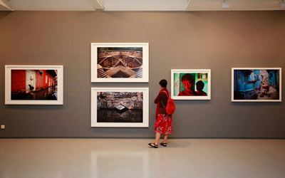 Exhibition view, Steve McCurry, The Iconic Photographs, 2016,  Sundaram Tagore Gallery, Singapore (16 January 2016–7 April 2016). Courtesy Sundaram Tagore Gallery.