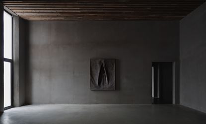 Exhibition view: Tsuyoshi Maekawa, Axel Vervoordt Gallery, Antwerp (7 March–20 June 2020). Courtesy Axel Vervoordt Gallery.