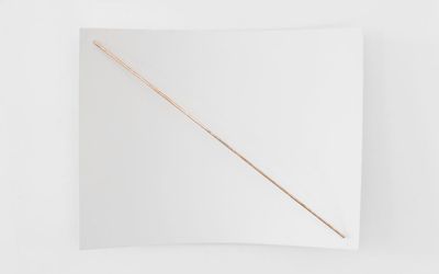 Germaine Kruip, 1.37:1 Resonance, diagonal (high) (2021). Wooden panel, painted in white; polished brass beam; beater. 50 x 66 x 17 cm. Courtesy Axel Vervoordt Gallery.