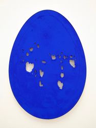 Gavin Turk, Holy Egg (Blue) (2022). Acrylic paint on canvas. 115 x 81.3 x 4 cm. Courtesy Reflex Amsterdam, Amsterdam.
