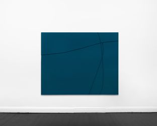 Florian Pumhösl, Verformtes Relief (Warped Relief) Cobalt 21.1 (2021). Acrylic on lead. 160 x 213 cm. Exhibition view: Florian Pumhösl, Galerie Buchholz, Berlin (16 September–29 October 2022). Courtesy Galerie Buchholz.