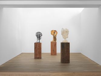Exhibition view: Thomas Houseago, Constructions, Xavier Hufkens, 107 rue St-Georges, Brussels (18 May–7 July 2018). Courtesy the Artist and Xavier Hufkens, Brussels.