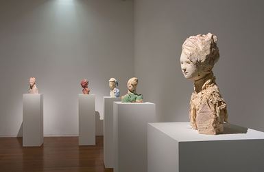 Linda Marrinon, Plaster Busts, 2014, Exhibition view, Roslyn Oxley9 Gallery, Sydney. Courtesy Roslyn Oxley9 Gallery, Sydney.