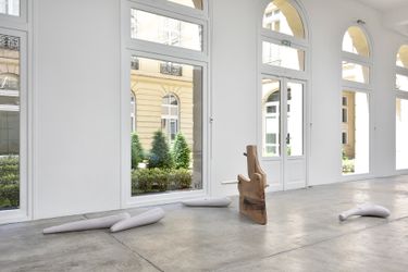 Exhibition view: Nairy Baghramian, Misfits, Galerie Marian Goodman, Paris (10 June–24 July 2021). Courtesy Galerie Marian Goodman.