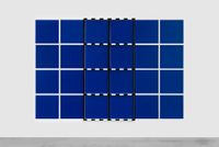 (Sans titre) 2 Châssis noir sur dispositif bleu et blanc by Daniel Buren contemporary artwork mixed media