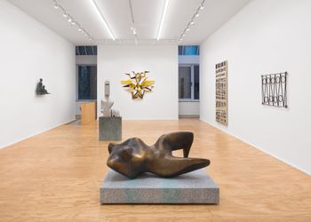 Exhibition view: Valentin Carron, And So America Opened Up, Galerie Eva Presenhuber, New York (18 March–23 April 2022). Courtesy the artist and Galerie Eva Presenhuber.