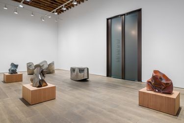 Exhibition view: Richard Deacon, Harbour, Lisson Gallery, Shanghai (29 October 2022–14 January 2023). © Richard Deacon. Courtesy Lisson Gallery. Photo: Alessandro Wang.