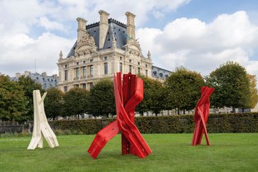 Exhibition view: Bettina Pousttchi, Vertical Highways, Hors les Murs, Jardin des Tuileries, Paris (19–24 October 2021). Courtesy Buchmann Galerie.