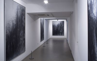 Exhibition view: Hiroshi Senju, Day Falls/Night Falls, Sundaram Tagore Gallery, Singapore (17 January–8 March 2015). Courtesy Sundaram Tagore Gallery.