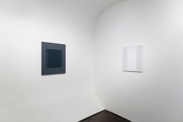 Exhibition view: Hadi Tabatabai, Recent Works, Bartha Contemporary, London (24 May–7 June 2022). Courtesy Bartha Contemporary. 