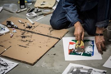 Sadaharu Horio at work in the live performance took place at Axel Vervoordt Gallery Hong Kong, provided an inside view of his creation process. Image courtesy Axel Vervoordt Gallery.