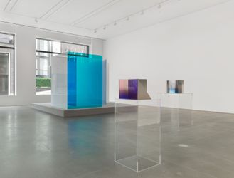 Exhibition view: Larry Bell, New Work, Hauser & Wirth, London (13 May–30 July 2022). © Larry Bell. Courtesy the artist and Hauser & Wirth. Photo: Alex Delfanne.