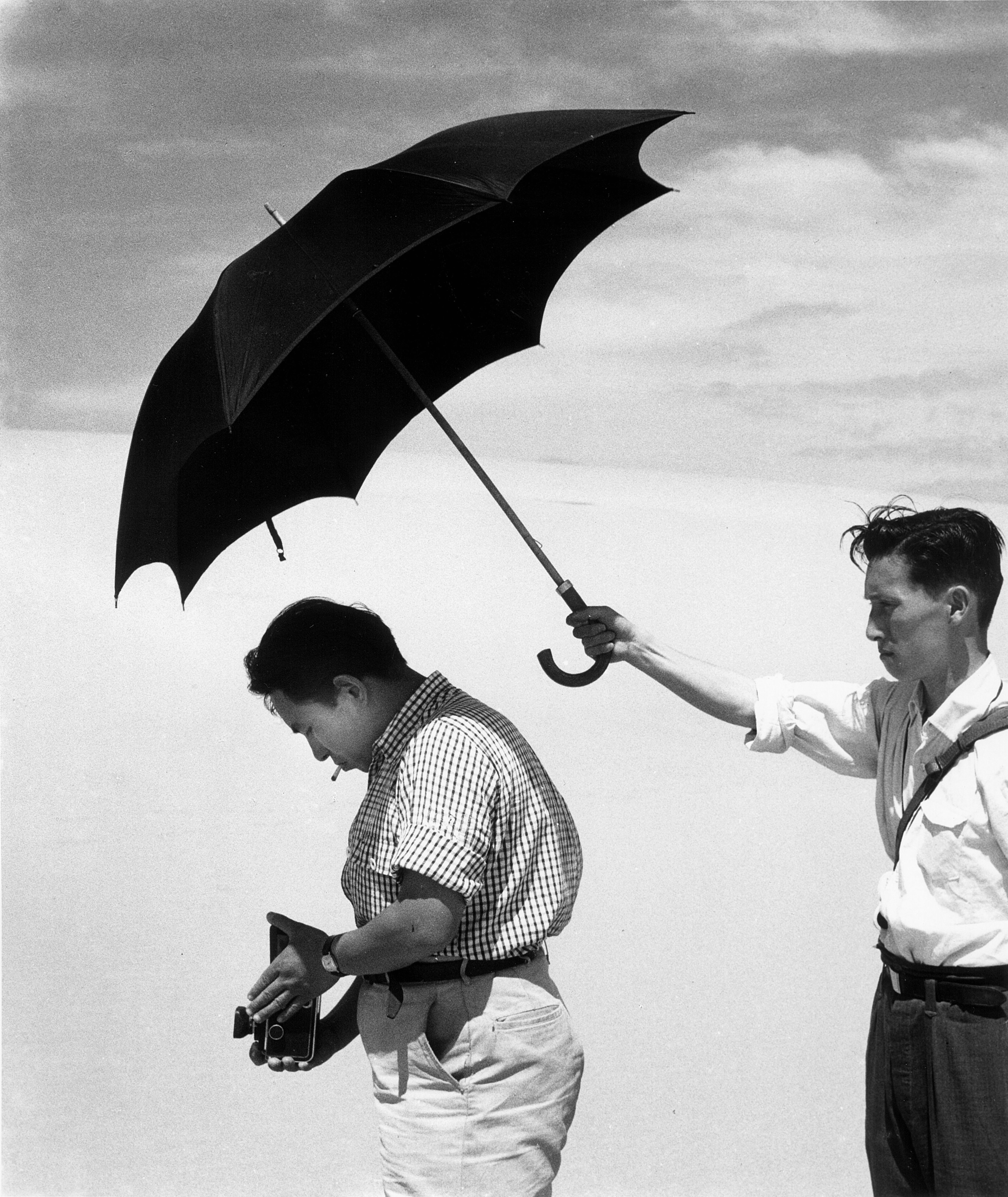土門拳和朝倉君 Ken Domon and Mr. Asakura, 1949 by Shoji Ueda