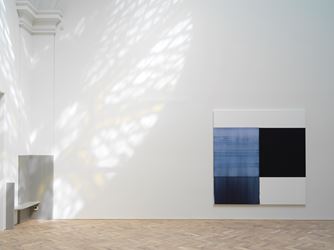 Exhibition view: Callum Innes, Byzantine Blue, Delft Blue, Paris Blue, Ingleby Gallery (12 May–14 July 2018). Courtesy Ingleby Gallery.