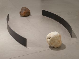 Lee Ufan, Relatum - expansion place (2008). Steel, stone. 25.4 x 221 x 26.7 cm, 2 steel plates, each; 38.1 x 45.7 x 40.6 cm, dark stone; 38.1 x 38.1 x 30.5 cm, light stone. © ADAGP, Paris and DACS, London 2021. Courtesy Pace Gallery.