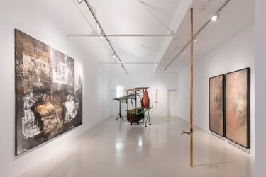 Exhibition view: Group Exhibition, THE FLAMENCO ROOM. AVALANCHA, Galeria Hilario Galguera, Madrid (22 November–4 February 2022). Courtesy Galeria Hilario Galguera.