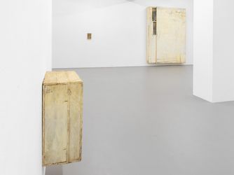 Exhibition view: Lawrence Carroll, Frozen in Time, Buchmann Gallery, Berlin (4 February–11 March 2023). Courtesy Buchmann Gallery.