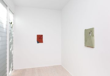 Exhibition view: Louise Gresswell, Held Fragments, Gallery 9, Sydney (31 January–2 March 2023). Courtesy Gallery 9, Sydney.