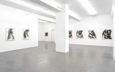 Exhibition view: William Tucker, Charcoal Drawings, Buchmann Galerie, Berlin (11 March–22 April 2017). Courtesy Buchmann Galerie.