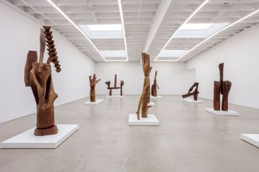 Exhibition view: Thaddeus Mosley, Recent Sculpture, Karma, Los Angeles (15 July–9 September 2023). Photo: Charles White. Courtesy Karma, New York/Los Angeles.