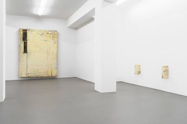 Exhibition view: Lawrence Carroll, Frozen in Time, Buchmann Gallery, Berlin (4 February–11 March 2023). Courtesy Buchmann Gallery.