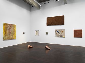 Exhibition view: Group Exhibiiton, Tables, Carpets & Dead Flowers, Hauser & Wirth, Zürich (17 November–21 December 2018 ). © the artists / estates. Courtesy the artists / estates and Hauser & Wirth. 