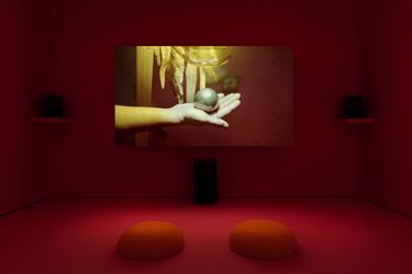 Anne Hardy, Area of Overlap (2018). Mixed media installation: digital projection (super 16mm film transferred to digital projection with 6 channel (5.1) audio. 7 mins 21 secs), custom-made bench, upholstered seating and light. Dimensions variable. Exhibition view: Maureen Paley, London (10 April–20 May 2018). © Anne Hardy. Courtesy Maureen Paley.