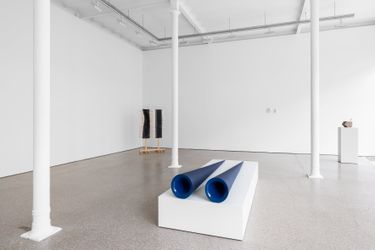 Exhibition view: Joe Zorrilla, Blue Hooks, Galerie Greta Meert, Brussels (2 December–11 February 2023). Courtesy Galerie Greta Meert.