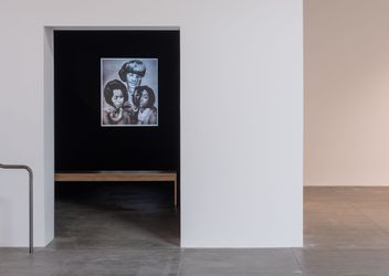 Exhibition view: Lorna Simpson, Everrrything, Hauser & Wirth Los Angeles, (14 September 2021–9 January 2022). © Lorna Simpson Courtesy the artist and Hauser & Wirth. Photo: James Wang.