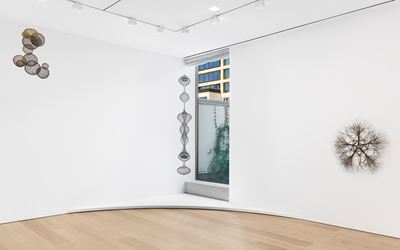 Exhibition view: Ruth Asawa, Solo Exhibition, David Zwirner, 20th Street, New York (13 September–21 October 2017). Courtesy David Zwirner, New York.