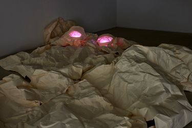 Exhibition view: Woonghyun Kim, Crumpled Man, GALLERY2, Seoul (14 April–14 May 2022). Courtesy GALLERY2.