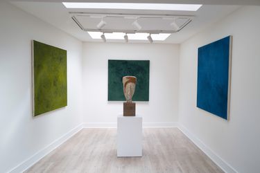 Exhibition view: Lorenzo Brinati, Sono Etrusco, Cadogan Gallery, London (15 March–21 April 2023). Courtesy Cadogan